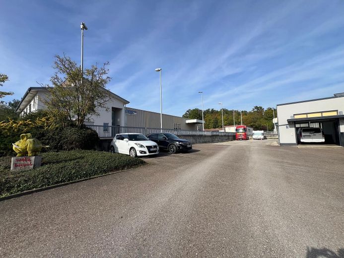 Freifläche geschottert 1500qm (belastbar 40t) & 40qm Büro - PROVISIONSFREI! – Zufahrt links von Gebäude