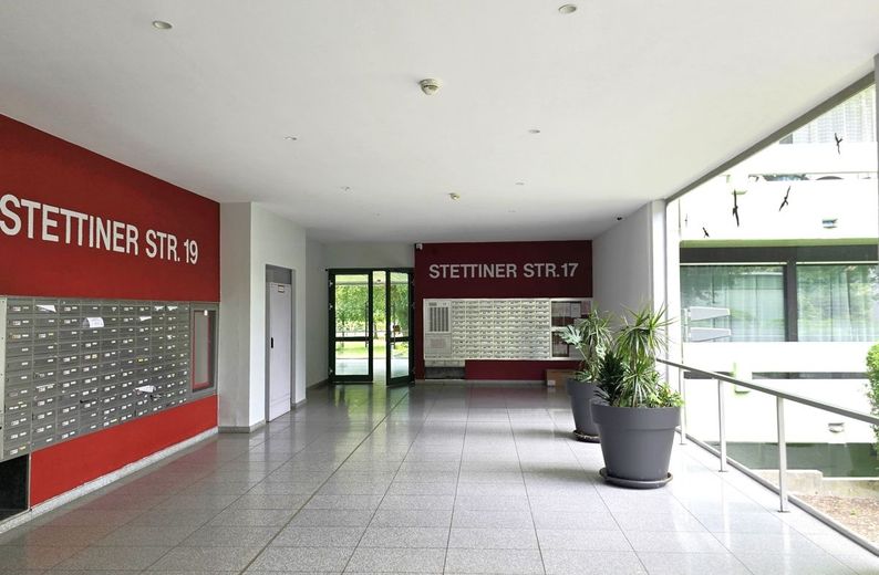 Hochheim Skyline:
3-Zimmer; 96 m²; überdachte Terrasse; toller Fernblick; seniorengeeignet! – Eingangshalle