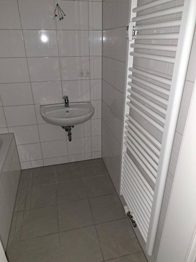 Gartenanteil  + Terrasse + Hobbyraum am Rande von Rudersberg – Bad mit Wanne
