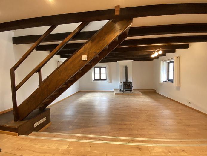 Eşsiz, komisyonsuz! Konut/lifestyle malikanesi, 3 daire, yaklaşık 480m² kullanım alanı, 800m² depo alanı, 7000 m² arsa – Wohnbereich Wirtehaus