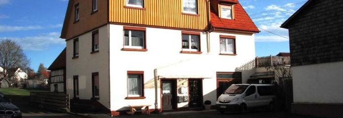 3 daireli, büyük atölyeli ve 2 garajlı çok yönlü apartman