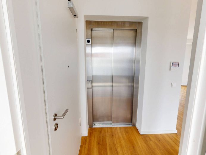 Wohntraum in Rissen: 3-Zimmer-Dachgeschosswohnung mit 2 Dachterrassen, eigenem Lift, EBK uvm. – Eingangsbereich
