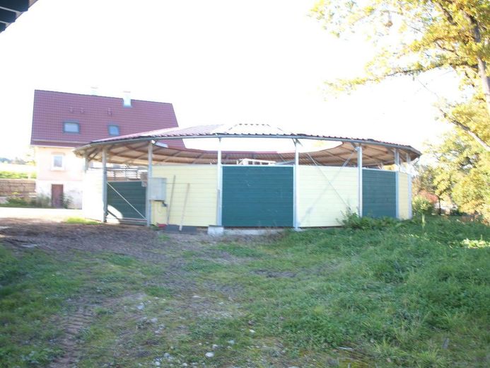 Centro ippico senza provvigioni sul lago con maneggio coperto, campo da equitazione e 15 box per cavalli – Führanlage