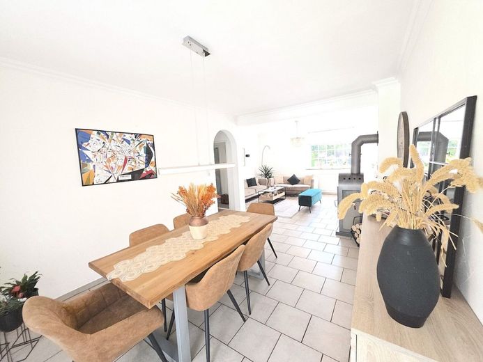 ++ MODERNISIERTES EINFAMILIENHAUS + SONNENTERRASSE + 2 GARAGEN IN RUHIGER LAGE!! ++ – OFFENER BEREICH