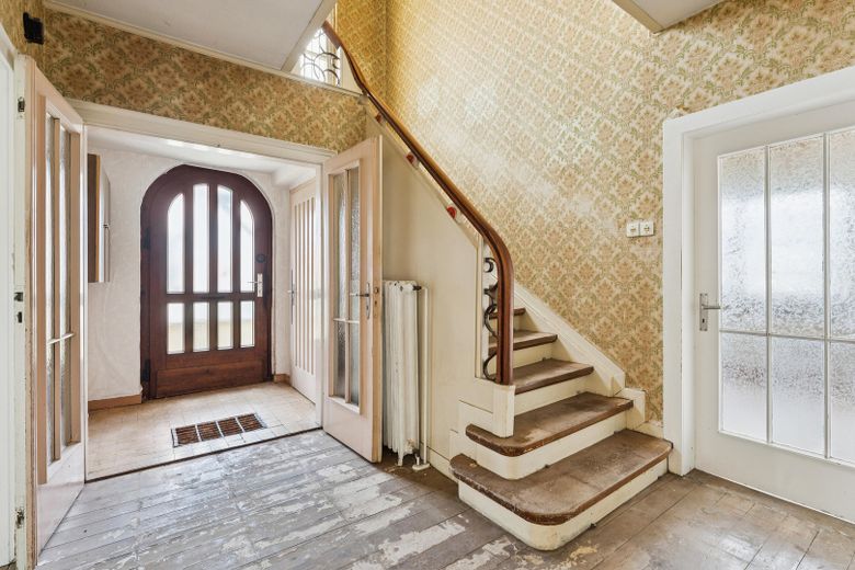 Hohe Decken, Echtholzböden, Wintergarten – wunderschönes Einfamilienhaus in Heiligenstadt – Flur EG