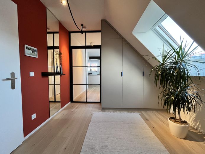 Großzügige Maisonettewohnung mit Hausgefühl – Eingangsbereich mit Loft-Tür