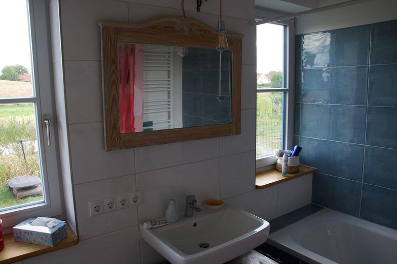 Haus am See mit Gründach – Wannenbad (en suite)