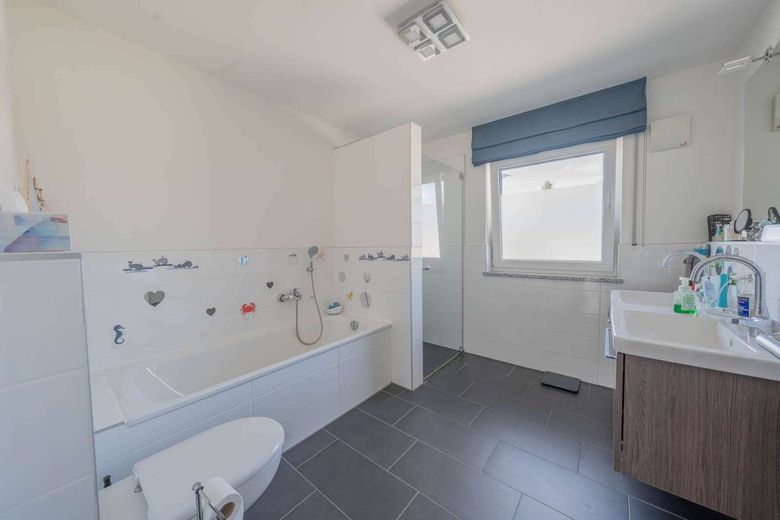 Großzügiges, effizientes Einfamilienhaus, 5 Zimmer + Hobbyraum, Terrasse mit Garten – Badezimmer