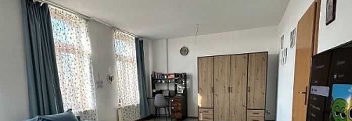 बालकनी वाला किराये पर दिया गया 3-कमरों का अपार्टमेंट बिक्री के लिए