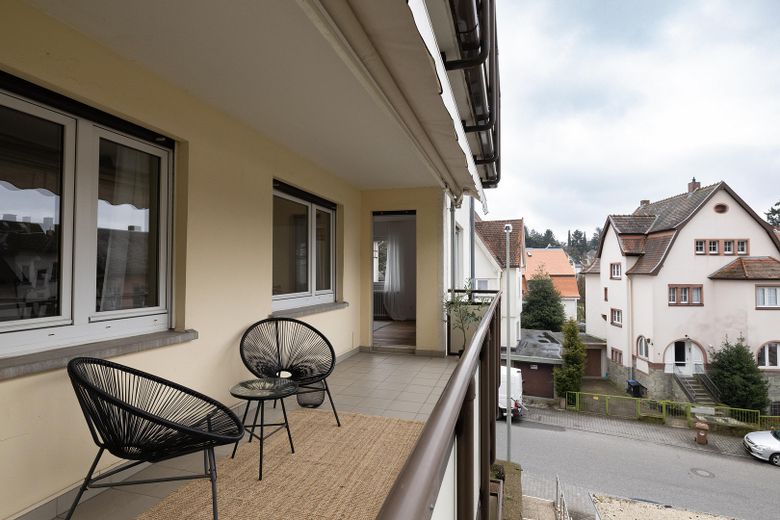 Gotowe do zamieszkania mieszkanie po remoncie: 4 pokoje, balkon i widok na zamek w centrum Königstein – Aussicht