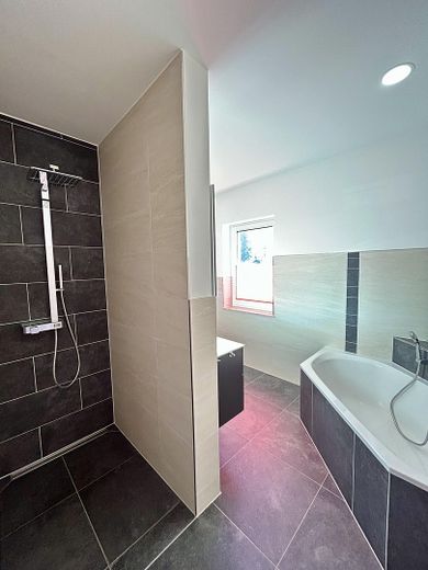Stijlvolle stadsvilla op een natuurrijke droomlocatie – modern wonen met levenskwaliteit – Badzimmer mit Dusche und Wanne