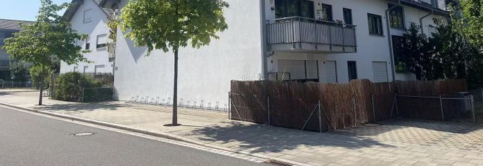 Exklusives Wohnen in Neubiberg: Moderne Eigentumswohnung mit Garten & 2 Stellplätzen – Außen und Parkplatz 1