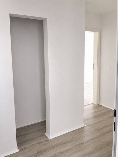 Appartamento con 1 camera, loggia e garage – senza provvigione – Flur_2