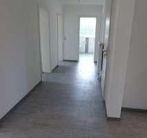 Nun noch Günstiger  Traum- Eigentumswohnung, EG, 5 Zimmer, 2 Bäder, Terrasse,  Garten, Einzelgarage, – Diele