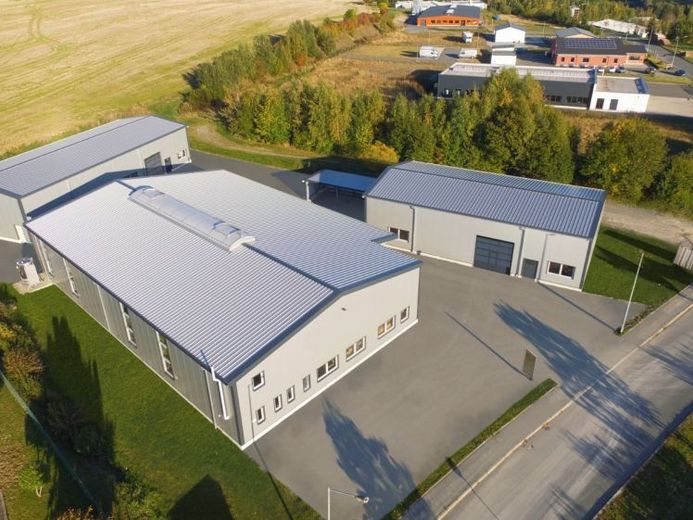 3 capannoni commerciali modernissimi – anno di costruzione 2018/2022 - portoni sezionali, uffici e locali sociali - posti auto - completamente locati – Foto 1