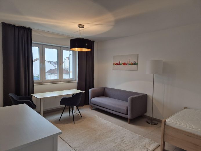 Moderne 1-Zi-Wohnung mit großzügiger Küche und Tiefgaragenplatz in LU a.R. – Wohnzimmer 1