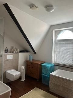 Badezimmer mit Fenster