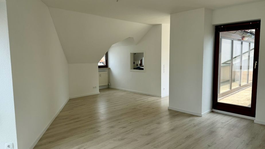 Schöne 3-Zimmer DG Wohnung mit modernisierter Küche und Balkon – Wohn-/Essbereich
