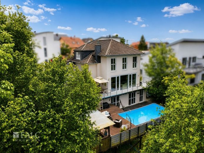 Liebhaberobjekt mit unverbaubarem Naturblick - Architektenhaus mit Pool + Sauna Wohnen mit Ausblick – Außenansicht