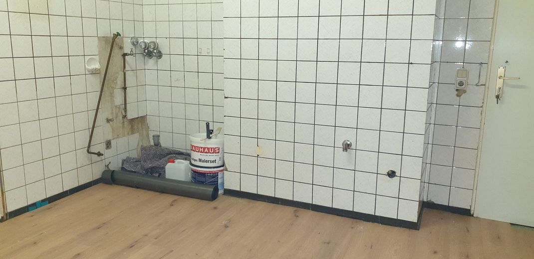 1 Zimmer mit Ladenfenster zum Hinterhof & WC in Kassel Miete oder Mietkauf ab €200 + €222 NK – Zimmer oder Laden 