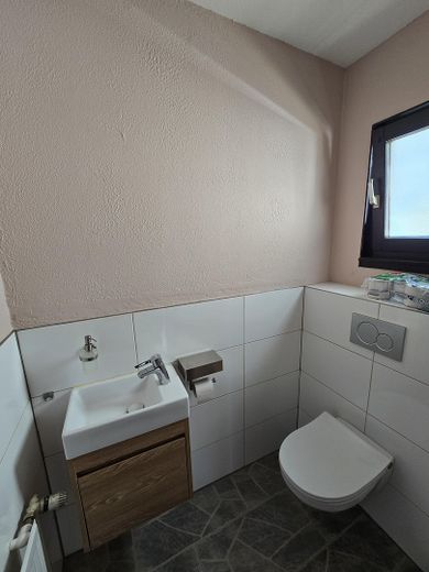 Einfamilienhaus mit kernsanierter Einliegerwohnung, Pool und Garage in Lustadt – Hauptwohnung Gäste-WC