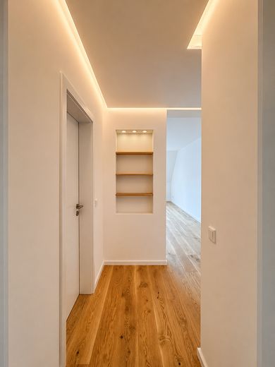 Stilvoll saniertes Dachgeschoss mit Rundbogen-Gauben und Balkon in Kirchrode – Flur