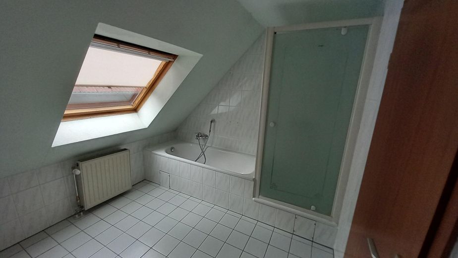 Doppelhaushälfte im Zentrum von Frechen mit Garage und Garten – Bad 1.Obergeschoß