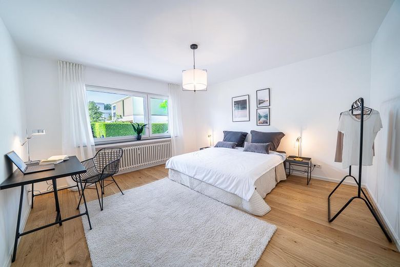 Erstbezug: hochwertige & energetische Sanierung – 3-Zimmer-Wohnung mit Garten, Bonn-Ippendorf – Schlafzimmer Erstbezug