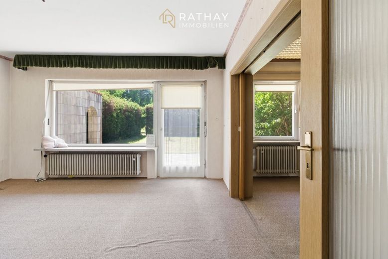 Reiheneckhaus mit 798 qm Grundstück: Sanierungschance im Regensburger Norden – Wohnbereich
