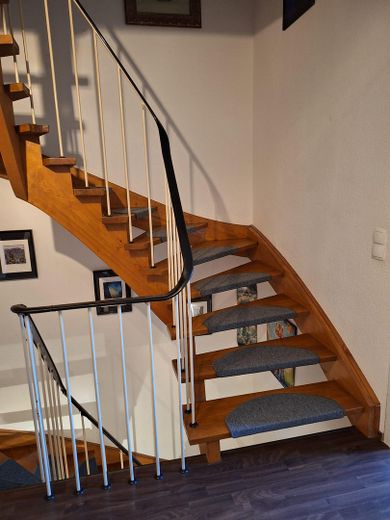 TOP LAGE LAUFAMHOLZ: LAUFEND UND UMFANGREICH MODERNISIERTES -- 6-ZIMMER-RMH MIT EINZELGARAGE. – Treppenhaus