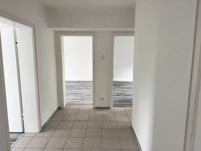 BALKON und Wannenbad: Moderne 3-Zimmer-Wohnung in naturnaher Wohnlage – Flur