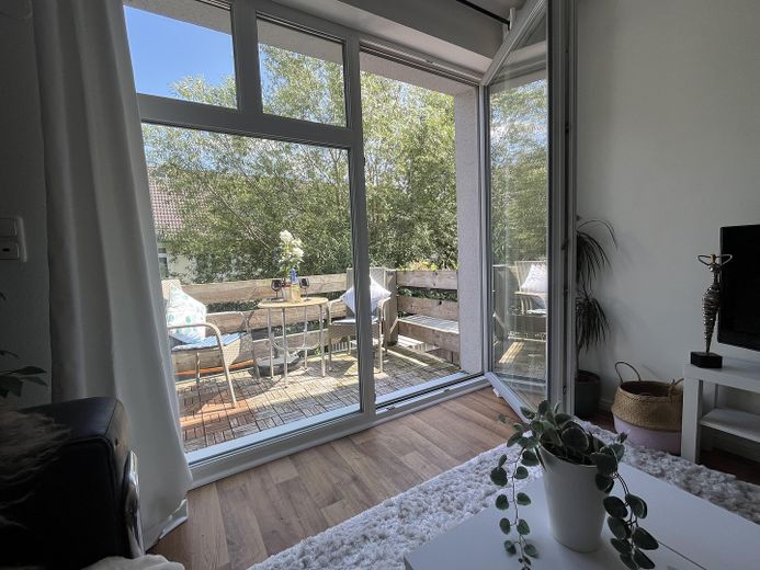 Zu Hause in Timmendorfer Strand – Wohnzimmer mit Balkon