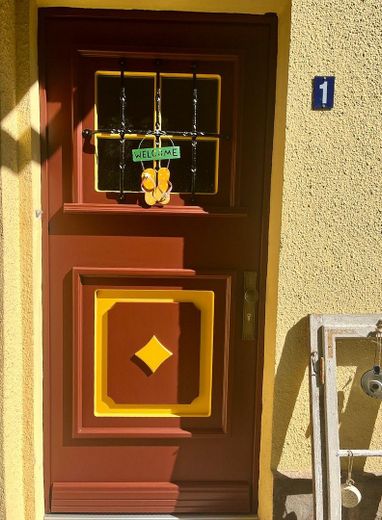 Şehirde kırsal ev ama yine de yemyeşilin ortasında – Haustür