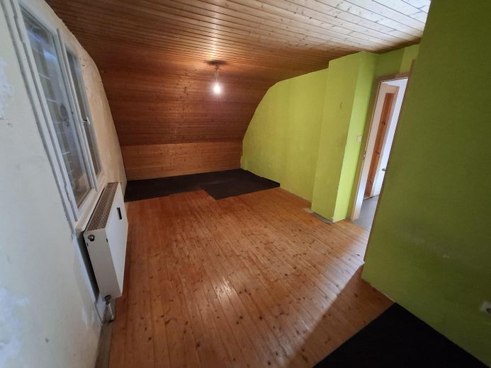 Nbg-Gaismannshof’ta inci - Tek ailelik ev (veya 3 odalı mutfak-banyo zemin kat + 2 odalı mutfak-banyo çatı katı) ve büyük, sakin bahçe – Schlafzimmer DG links 