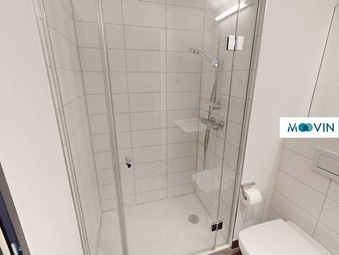 URBAN BASE: Vollmöbliertes 1-Zimmer-Apartment mit EBK, ALL-IN-MIETE, UVM. im Wiesbadener Stadtzentrum – Ansicht II: Duschbad