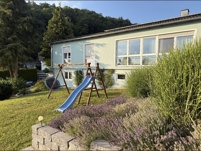 Bungalow m. Einliegerwohnung – Spielplatz