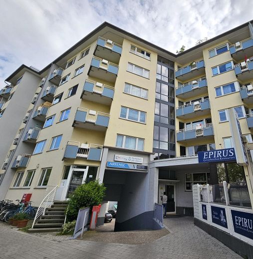 Disponibile da subito: appartamento ristrutturato e arredato di 1 locale con balcone in una posizione privilegiata di Mannheim – Außenansicht Haus