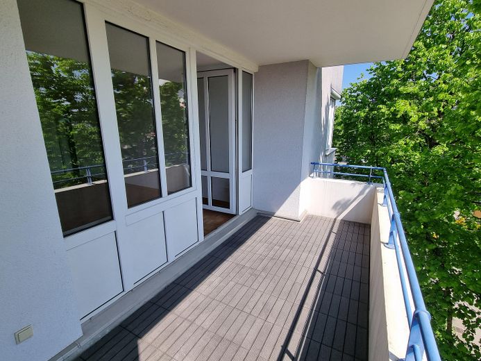 Schöne, helle 2-Zimmer-Wohnung mit Tageslichtbad und Balkon sowie Tiefgarage – Balkon