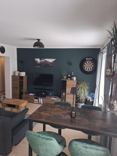 2 Zimmer Wohnung PAF 2 Minuten ins Zentrum – Wohnzimmer