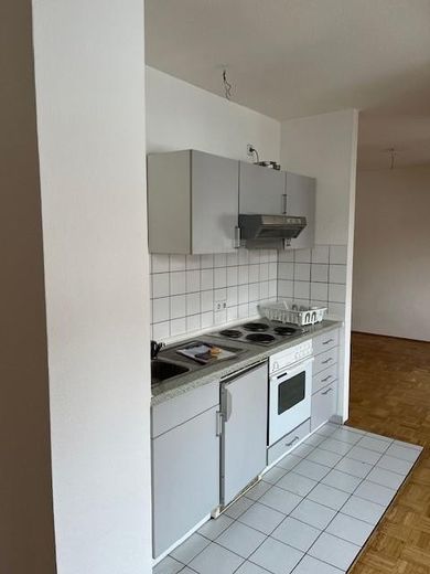 Gemütliche, helle 2,5-Zimmer-Dachgeschosswohnung in zentraler Lage – Küchenzeile