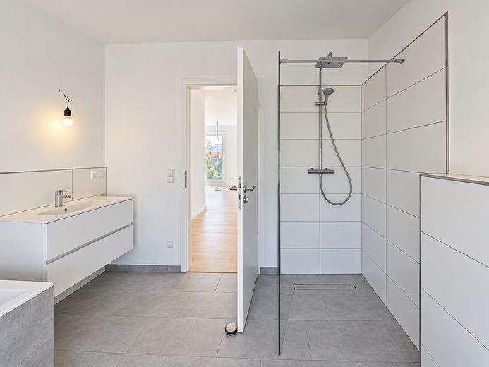 Appartamento molto luminoso, dalla disposizione moderna, con balcone (un tocco di Skywalk), garage incluso – Bad