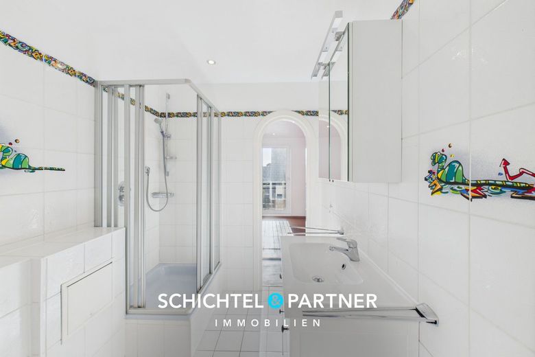 Uphusen | Seltenes Wohn- und Geschäftshaus mit Parkhof und Autohalle – S&amp;P | Badezimmer