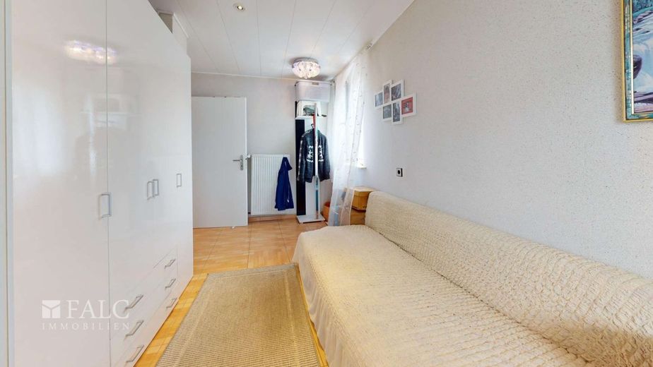 Wohnanlage mit 3 Wohneinheiten im Grünen - solide Mietrendite inklusiv !! – OG Büro / Kinderzimmer
