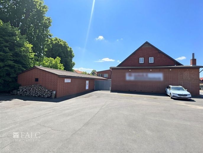 Gewerbe- und Wohnimmobilie mit Veranstaltungseinrichtungen – Außenansicht Parkplatz mit Anlieferungszone