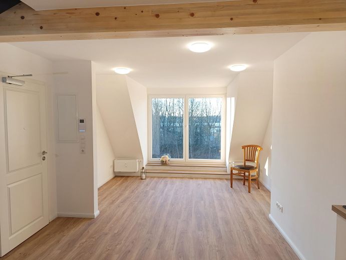 Dachgeschoß-Maisonette-Wohnung 44 qm am Tilsiter Platz in Kiel-Ellerbek – Wohnzimmer mit großer Gaube