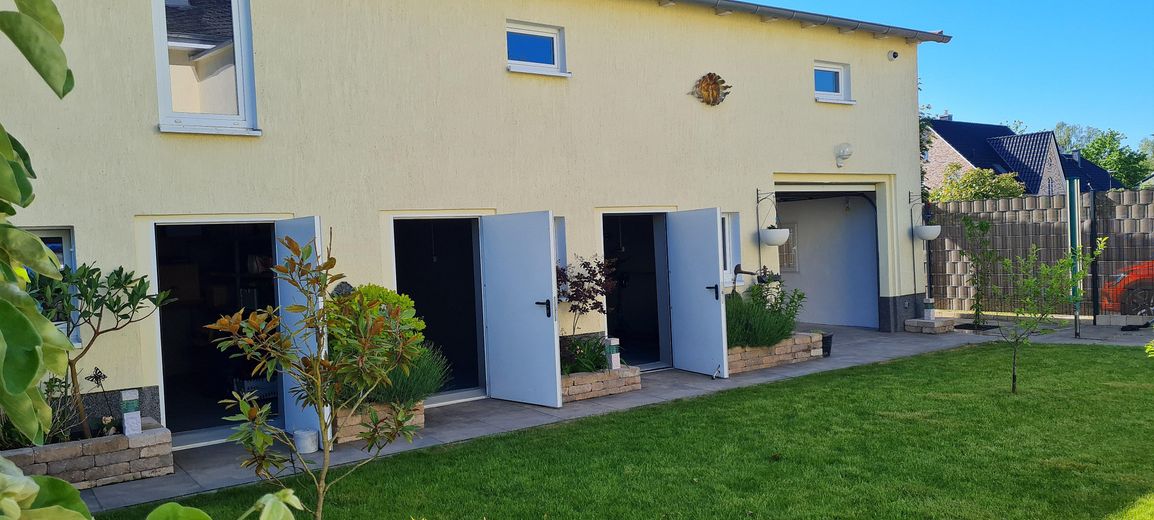 More than a house: exceptional property with plenty of space for living, working and your own ideas – Nebengelass geöffnete Türen