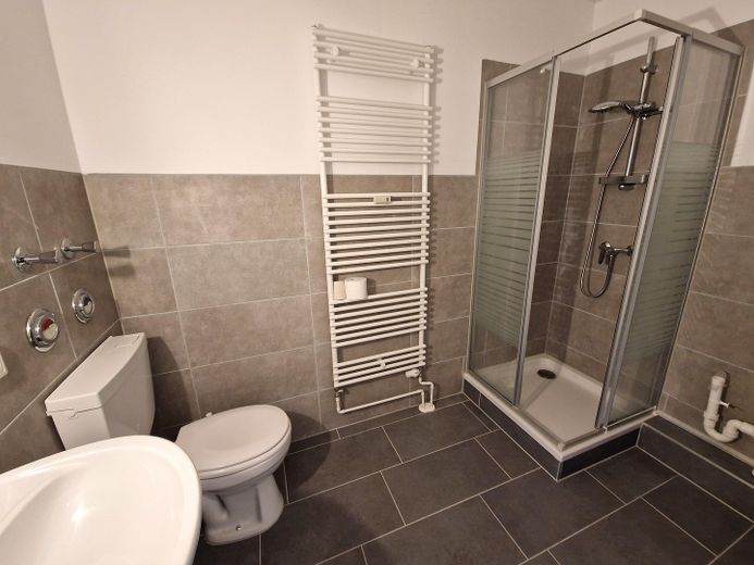 Luminoso, moderno, céntrico: elegante apartamento de 1 habitación (vacío o amueblado) – Bad