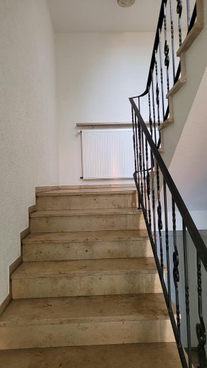 Güzel, aydınlık, yeni yenilenmiş 3 odalı daire – Treppenhaus