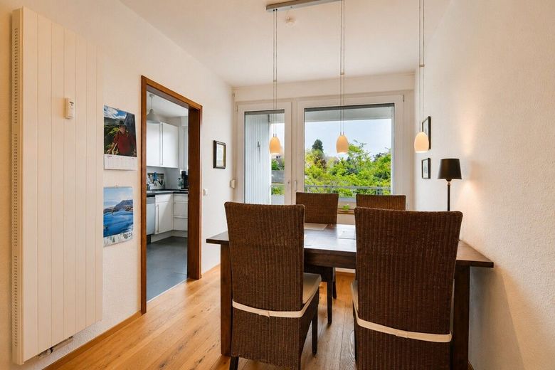 Fast wie im Penthouse - 3 Zi Wohnung + Stellplatz TG u. Wallbox. – Essbereich mit Blick ins Grüne