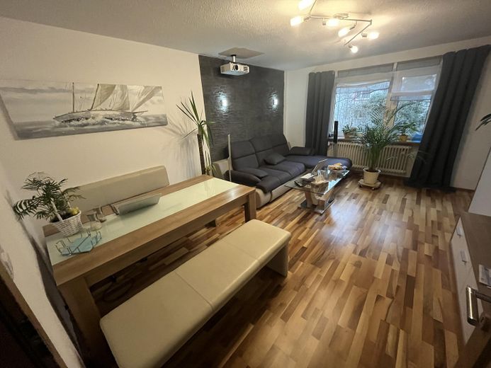 Super gelegene, top moderne 3-Z-W mit gr. Balkon zu verkaufen – gemütliches Wohnzimmer